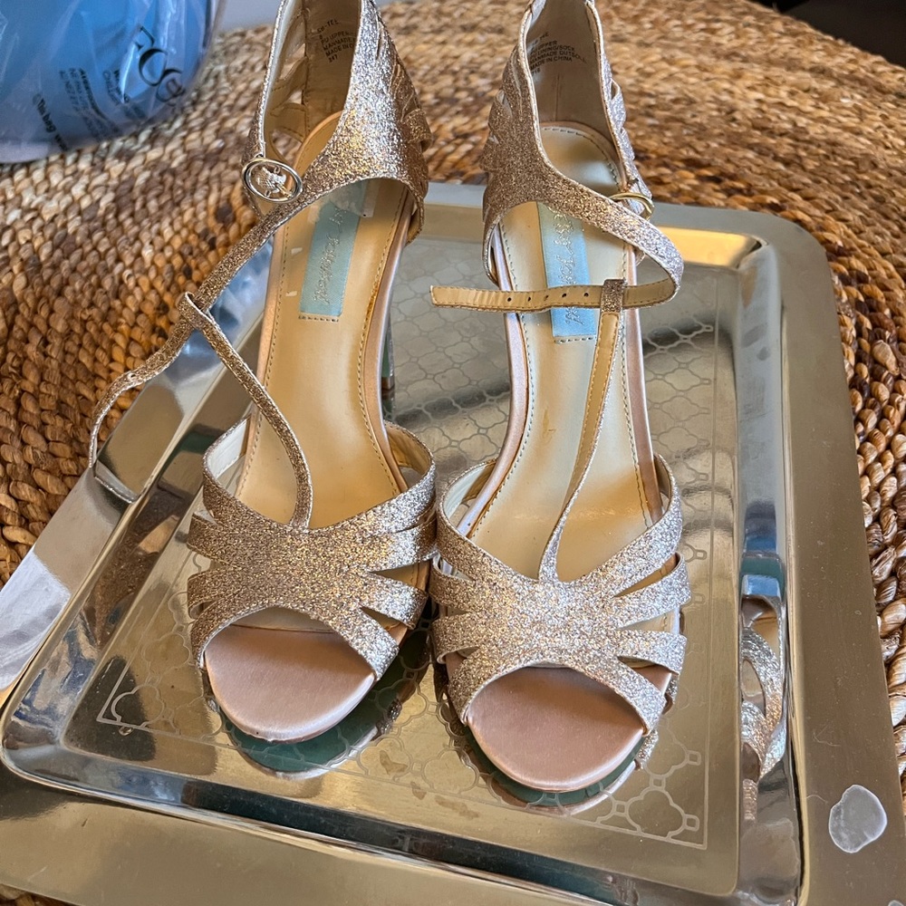 Betsy Johnson size 8 gold strapped sandals new never worn